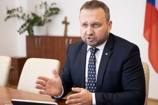 Chození dětí do školy a rodičů do práce chceme odměnit, říká k dávkám Jurečka | Ptám se já